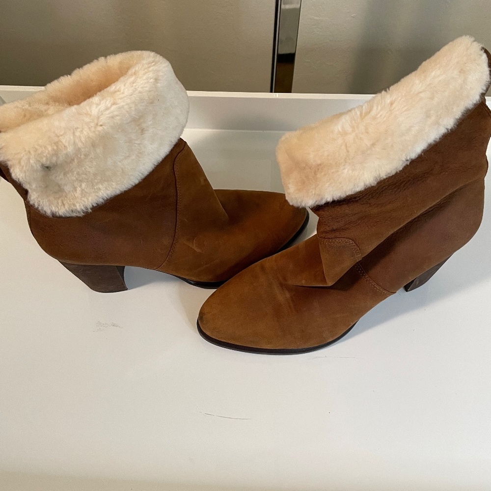 Like New, Ugg Women’s Layna Genuine Sherling Leather Cuff  Boots 1005955 - Picture 1 of 8
